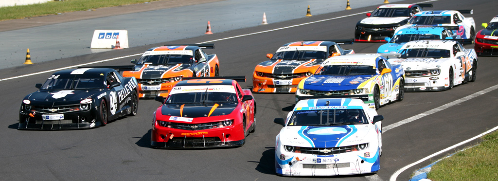 Jan Magnussen fik kæmpet sig frem til et lille forspring i Auto-G DTC mesterskabet, mon han kan holde føringen? <br> Tag med til race på Padborg Park i weekenden og oplev det selv.
(Foto: Motorsporten.dk)